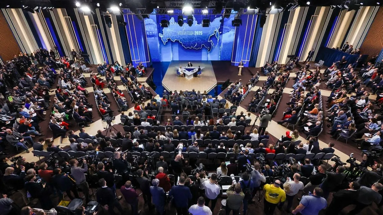 «Красный снова в моде»: Собчак оценила выбор нарядов журналисток на пресс-конференции