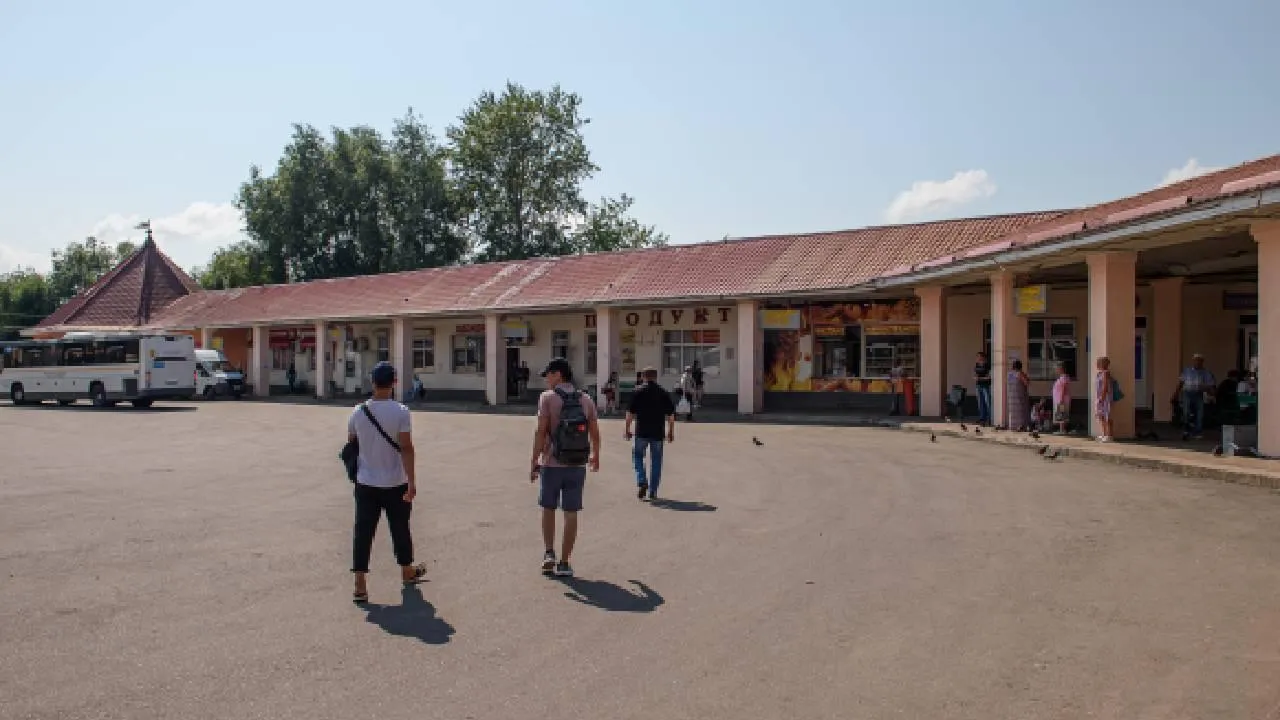 Пьяный кузбассовец рукой разбил стекло кассы после отказа продать ему билет
