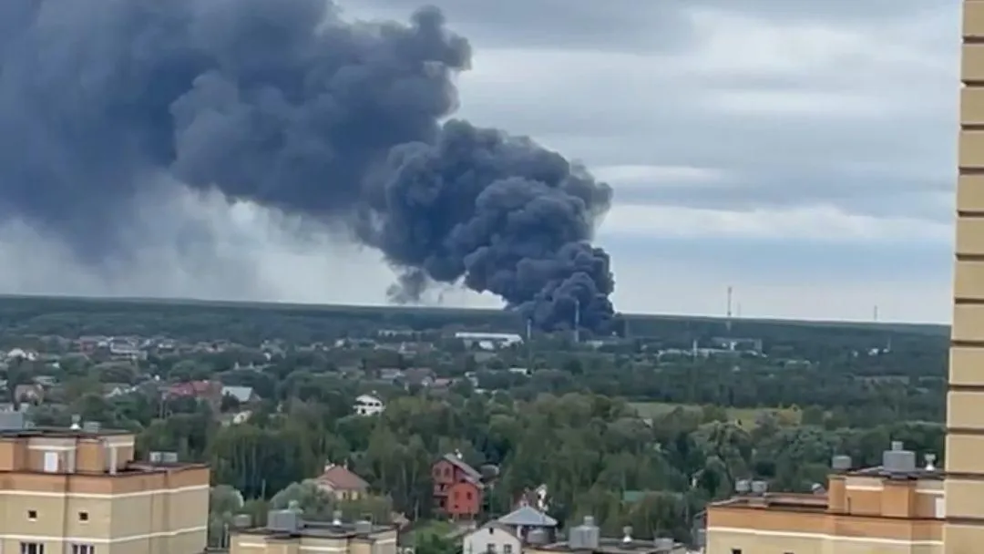 В подмосковном Раменском сильный пожар в промзоне, город заволокло дымом