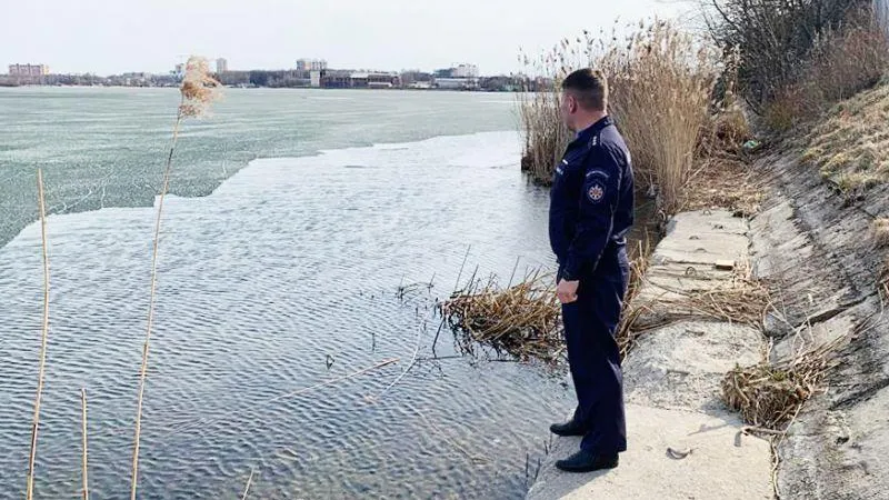 Подмосковные спасатели провели патрулирование на акватории озера Сенеж