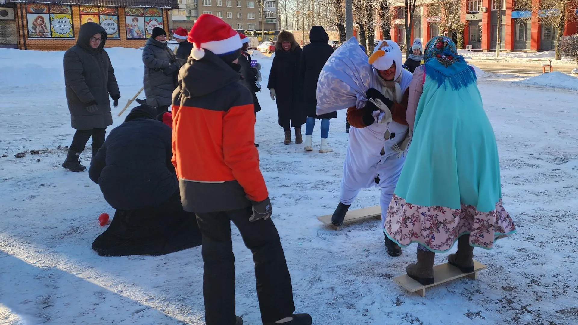 Святочные гуляния в подмосковном Дзержинском отметили боями на подушках