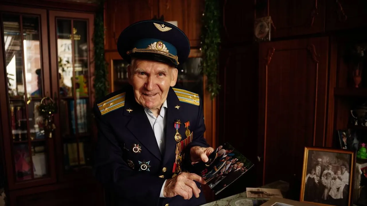 Губернатор Воробьев поздравил подмосковного ветерана с 95-летием