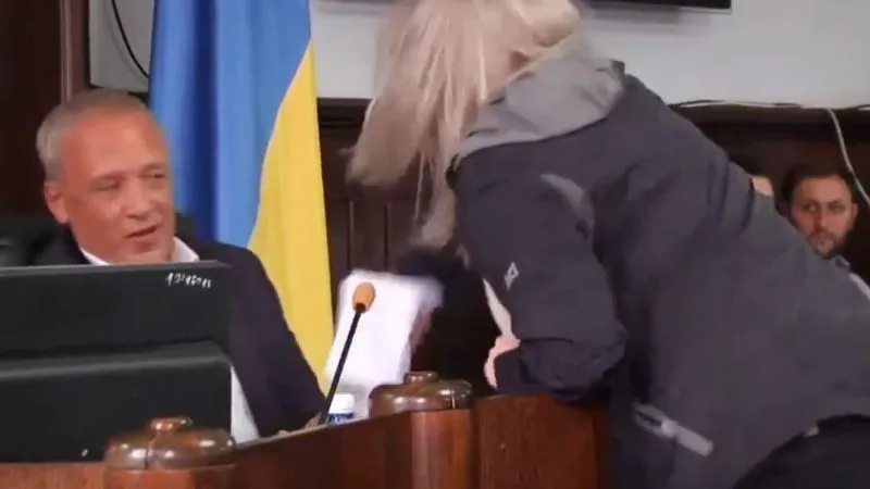 На Украине женщина напала на мэра города
