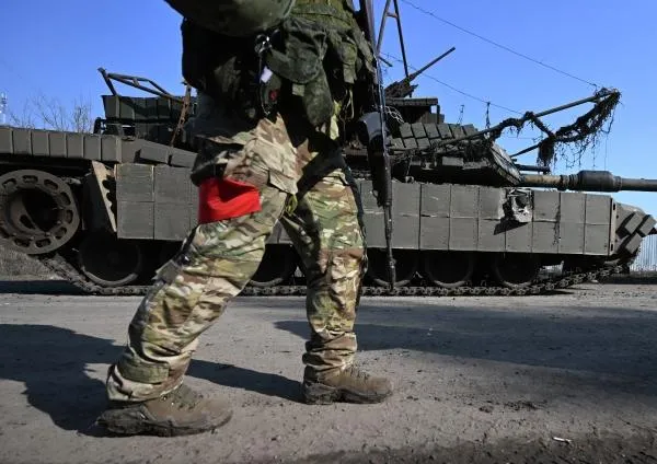 Военнослужащий ВС России возле подбитого танка М1 «Абрамс» ВСУ. Станислав Красильников
