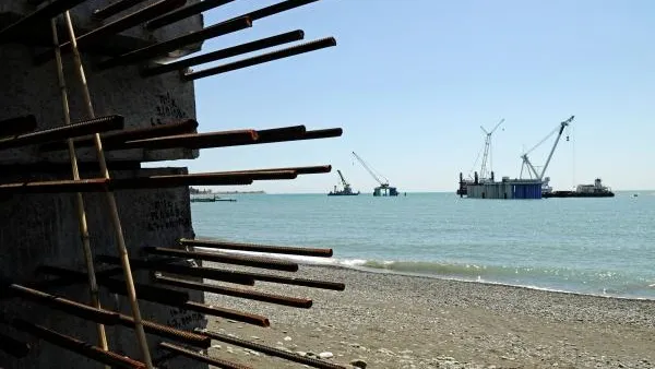 Шестиметровая волна нанесла серьезный урон главному пляжу Сочи