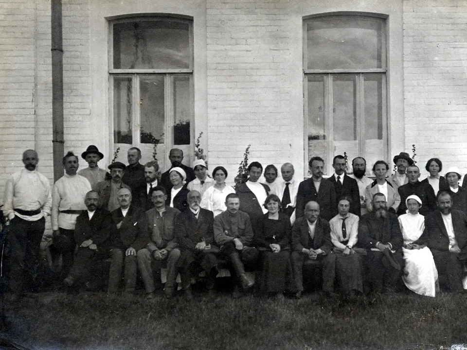 Коллектив больницы. Крайний слева&nbsp;— доктор Африканов. Фото: архив музея истории города Бронницы