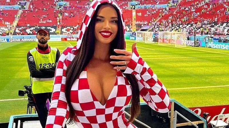 Самую сексуальную болельщицу ЧМ осудили в Катаре