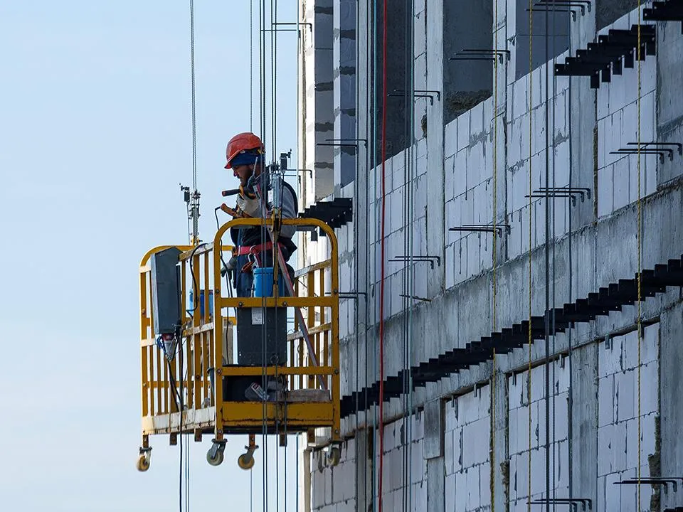 Почти 120 тыс. рублей: где в Подмосковье самые высокие зарплаты в строительстве