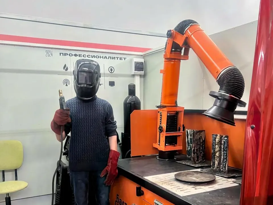 Школьник осваивает ремесло в Щелковсокм колледже. Фото: пресс-служба администрации г. о. Щелково