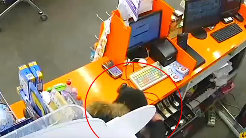 Мужчину, который обчистил кассу детского магазина, ищут в Наро-Фоминске