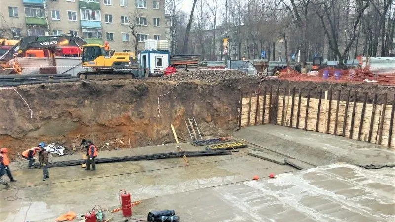 Фундаментную плиту поликлиники начали устанавливать в Реутове