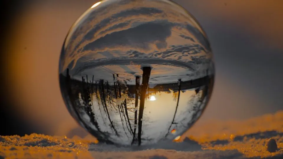Зимний парк в сфере: фотограф создал серию снимков микровселенной в Подмосковье