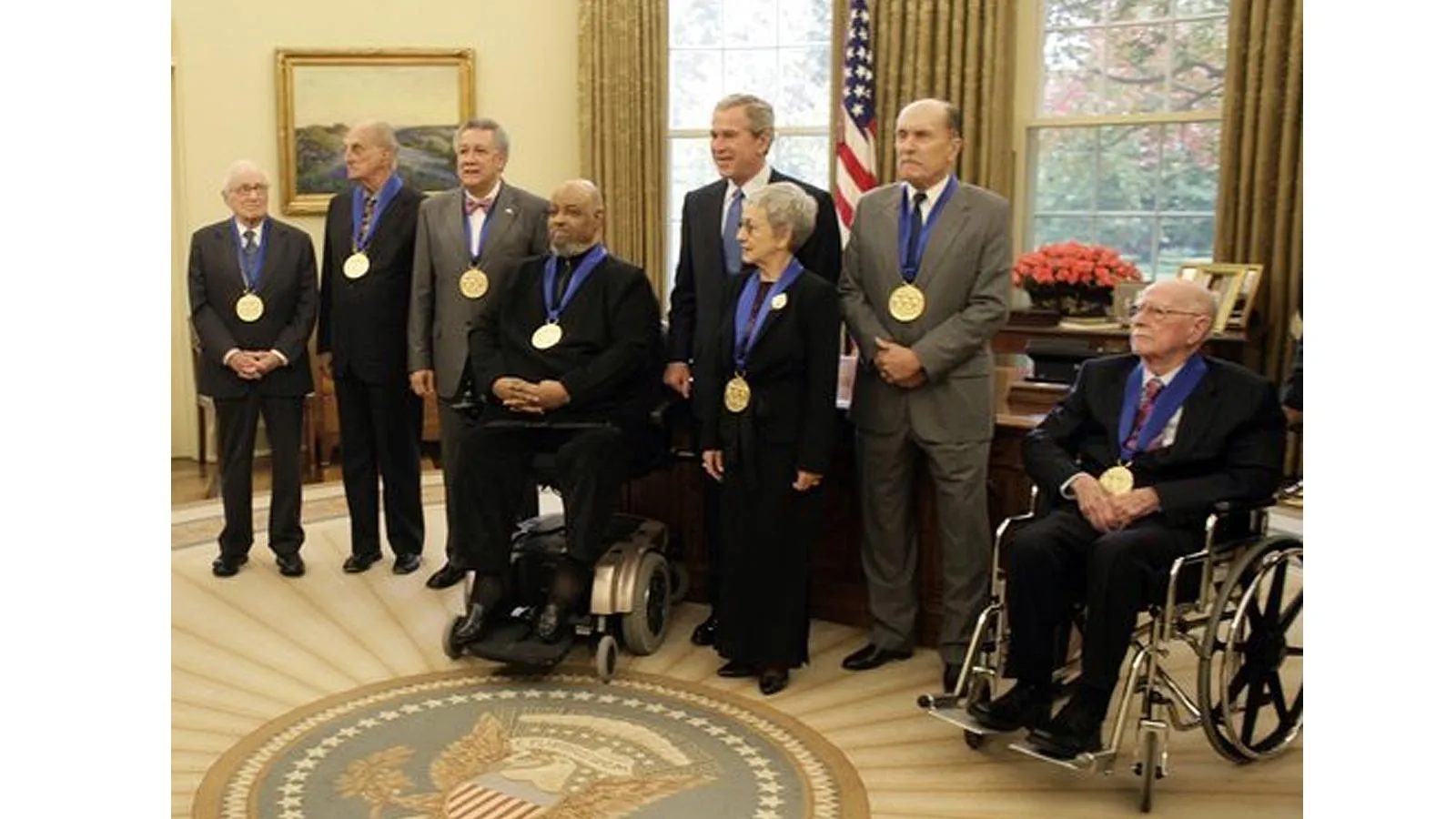 Роберт Дюваль (второй справа) с медалью «За достижения в искусстве» на приеме у Джорджа Буша-младшего, Вашингтон, ноябрь 2005 года