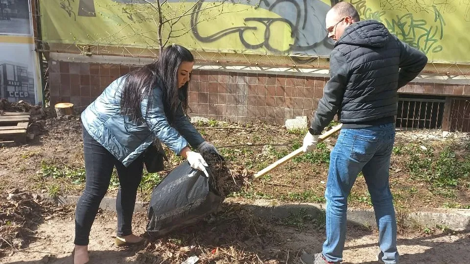 Фото: REGIONS/Олег Книжник. На фото: субботник у ДК им. Горького незадолго до его сноса