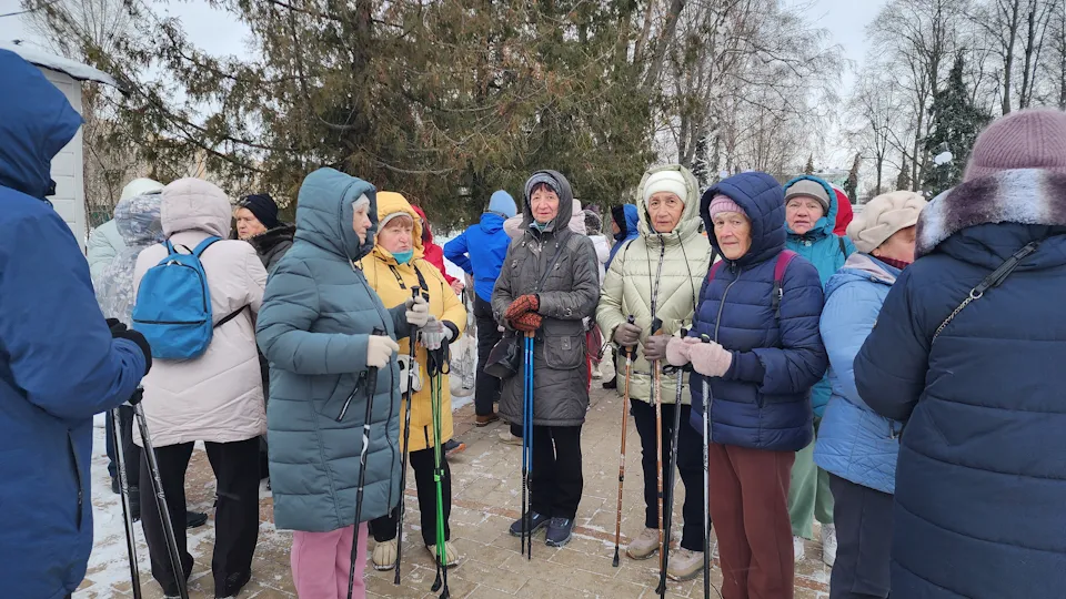 Подготовка к тренировке по скандинавской ходьбе проходит в Свердловском парке. Фото: МедиаБанк Подмосковья/Услада Дубинина