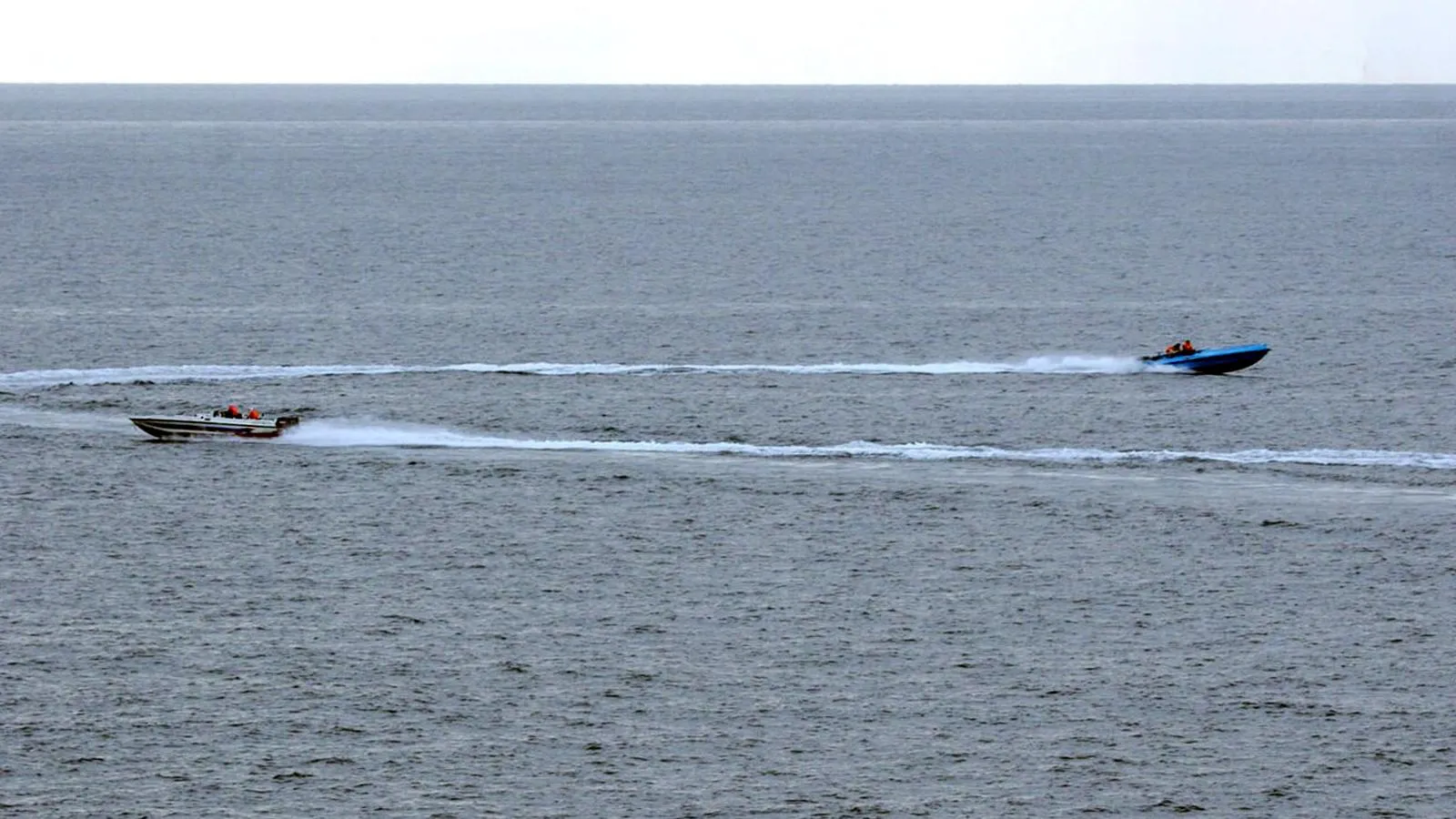 Иранские скоростные катера маневрируют вблизи кораблей ВМС США, 6 января 2008 года