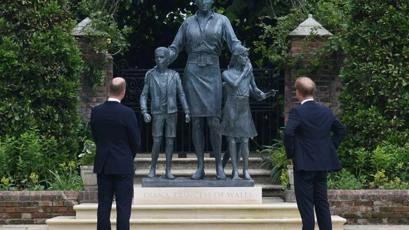 Принцы Уильям и Гарри открыли памятник принцессе Диане