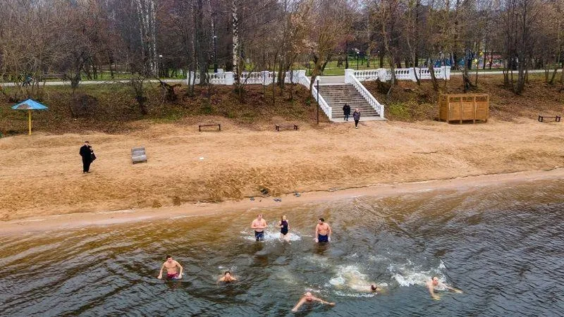 Подмосковные «моржи» открыли сезон плавания