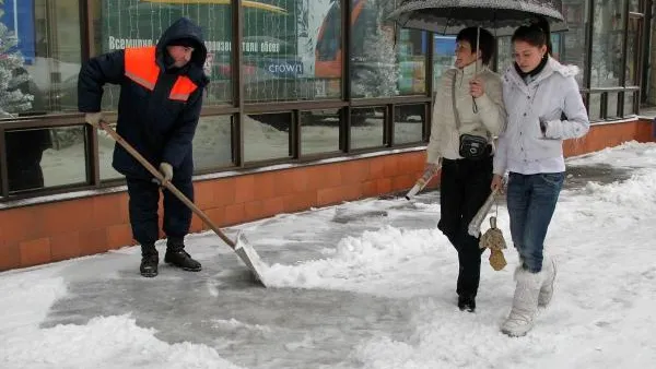 «Желтый» уровень опасности объявили в столичном регионе из-за гололедицы