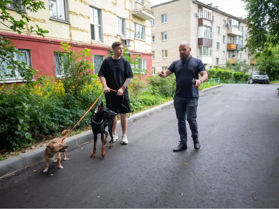 Павел Никишкин проверяет качество работ. Фото: пресс-служба Администрации г. о. Фрязино