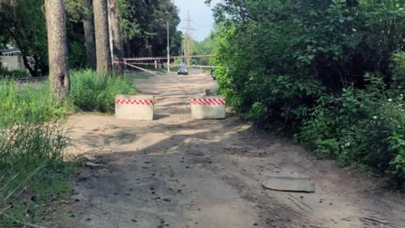 Власти демонтируют бетонные блоки, самовольно установленные жителями в Раменском
