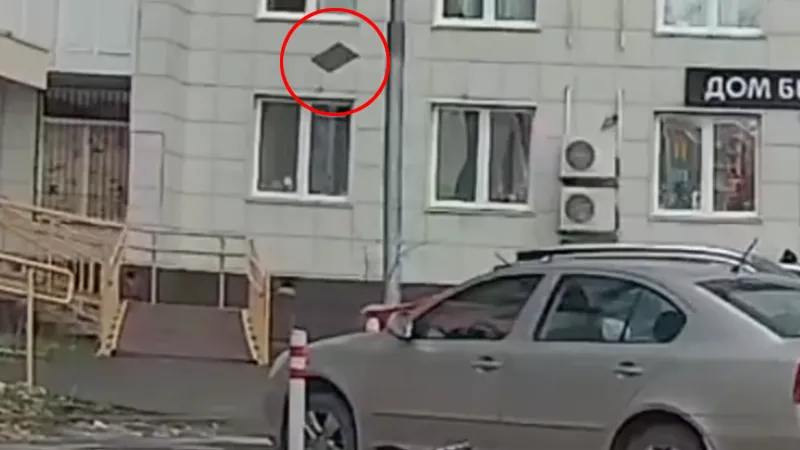 Фасадная плитка упала с высотки в Одинцово, пробив окно частной детской студии
