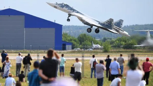 На авиасалоне МАКС-2021 в Жуковском автомобиль сбил женщину