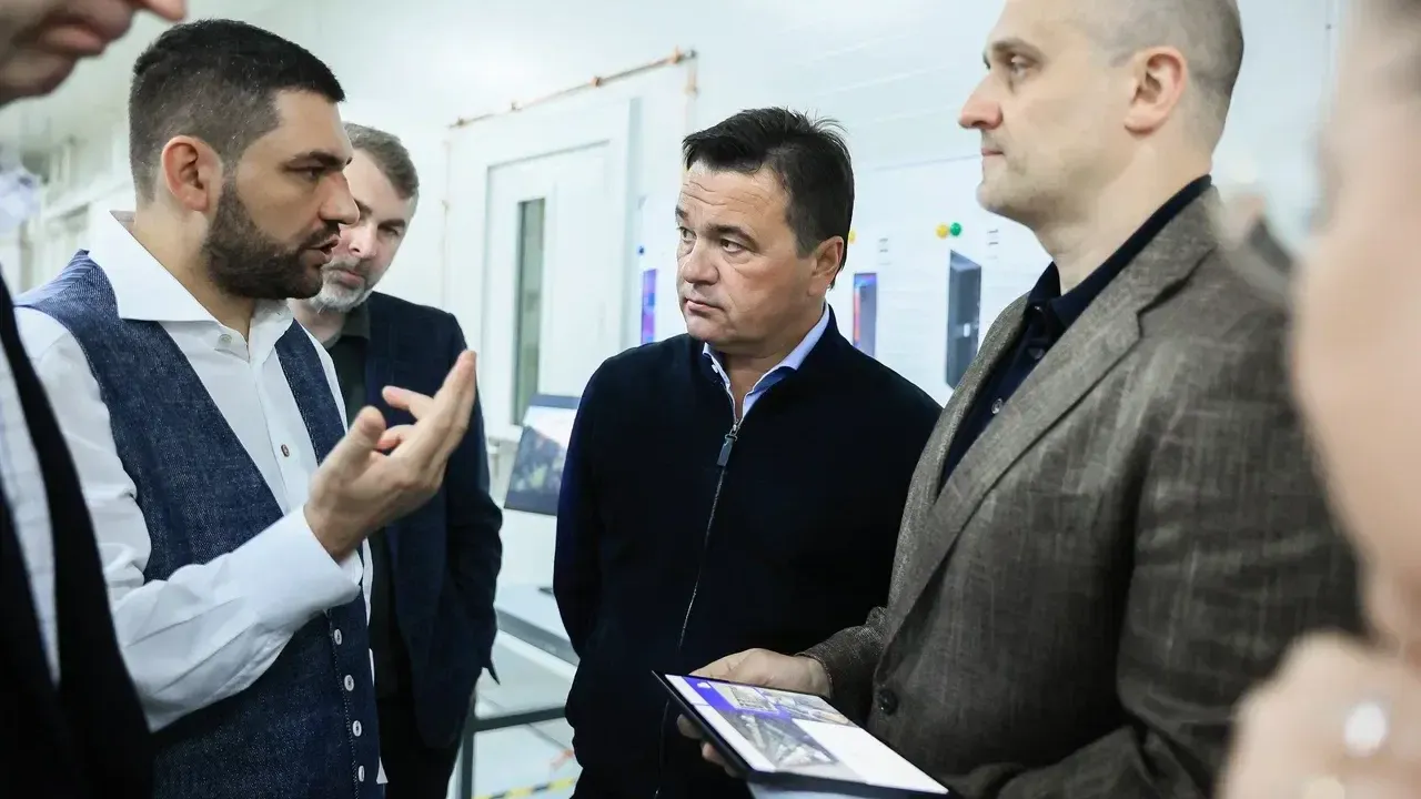 Губернатору Подмосковья представили российский планшет на заводе «Ядро Фаб Дубна»