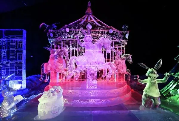 Ледовые скульптуры на фестивале «КроншЛед» на территории Петропавловской крепости в Санкт-Петербурге