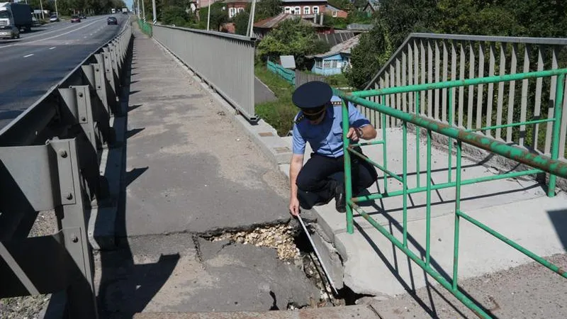 В Луховицах начала крошиться пешеходная зона автомобильного моста