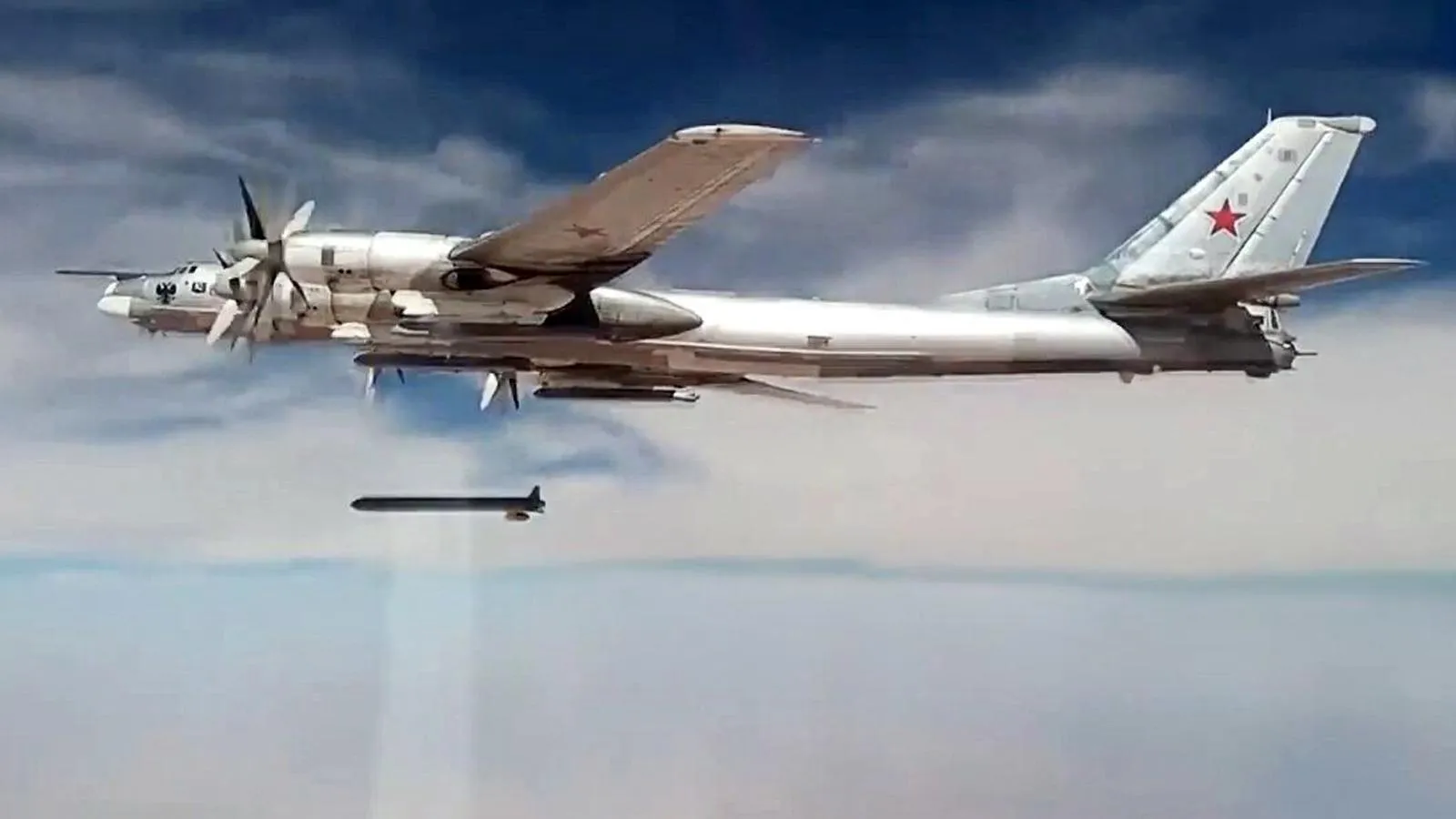 Стратегический бомбардировщик-ракетоносец Ту-95МС наносит удары крылатыми ракетами Х-101. Стоп-кадр с видео Минобороны РФ