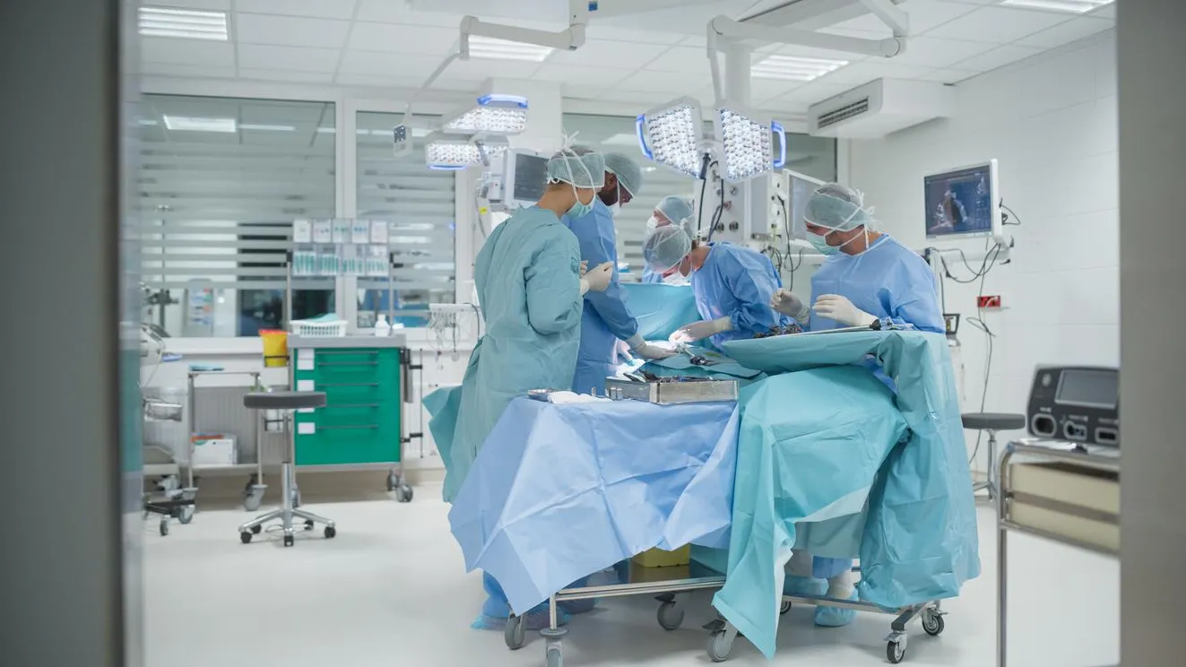 «Двойная ноша». Врачи в Петербурге удалили у беременной опухоль размером с плод