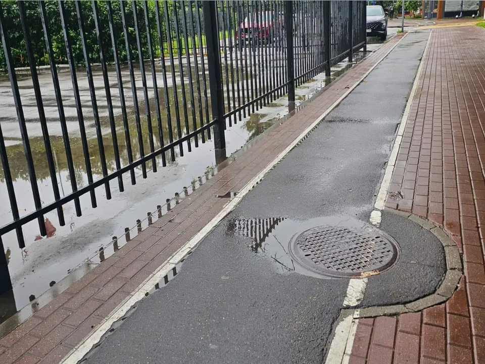 До укладки&nbsp;«лежачих полицейских» велосипедисты и самокатчики проносились здесь на большой скорости. Фото: REGIONS