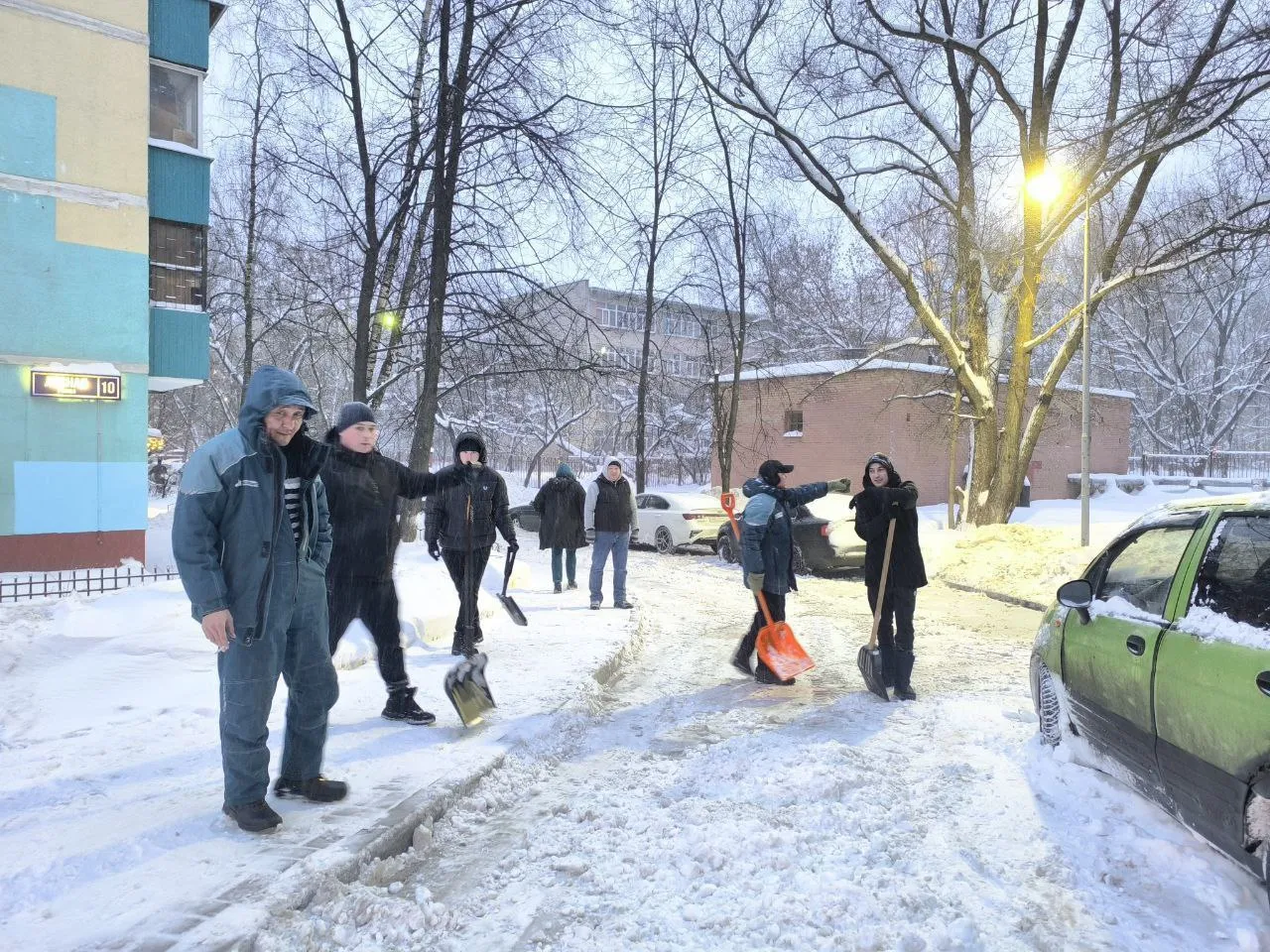Реутовчане&nbsp;помогают расчищать дворы от снега.&nbsp;Фото: администрация г.о. Реутов