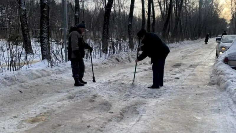 На борьбу с ледяными глыбами в Кубинке вышли местные жители