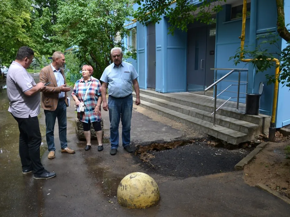 Председатель Совета депутатов Александр Мостковой (крайний справа), начальник управления жилищным комплексом Андрей Егоров (крайний слева), главный инженер МБУ «Жилищное хозяйство» Александр Санжаревский (второй слева). Фото: t.me/krasnoznamensk_news