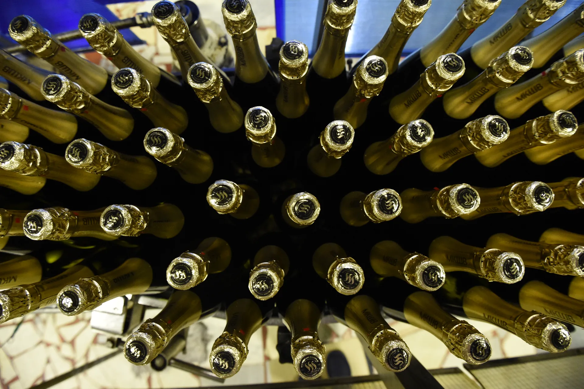 Новогодняя магия: как делают «Московское шампанское»