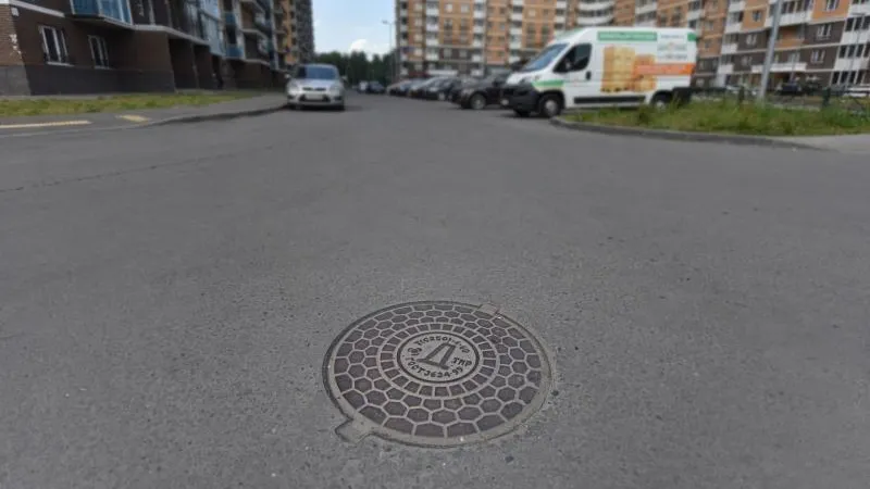 Девушка провалилась в закрытый люк в Химках