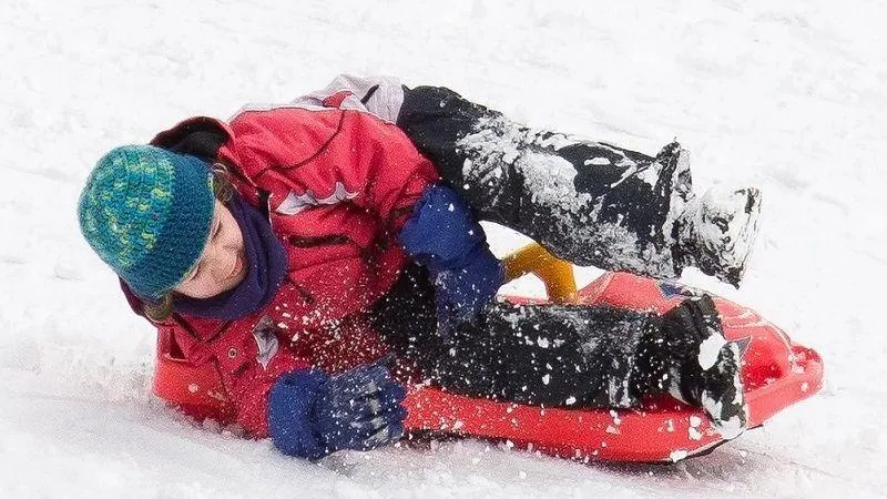 Дети выехали прямо под колеса авто, катаясь с горки в Подольске