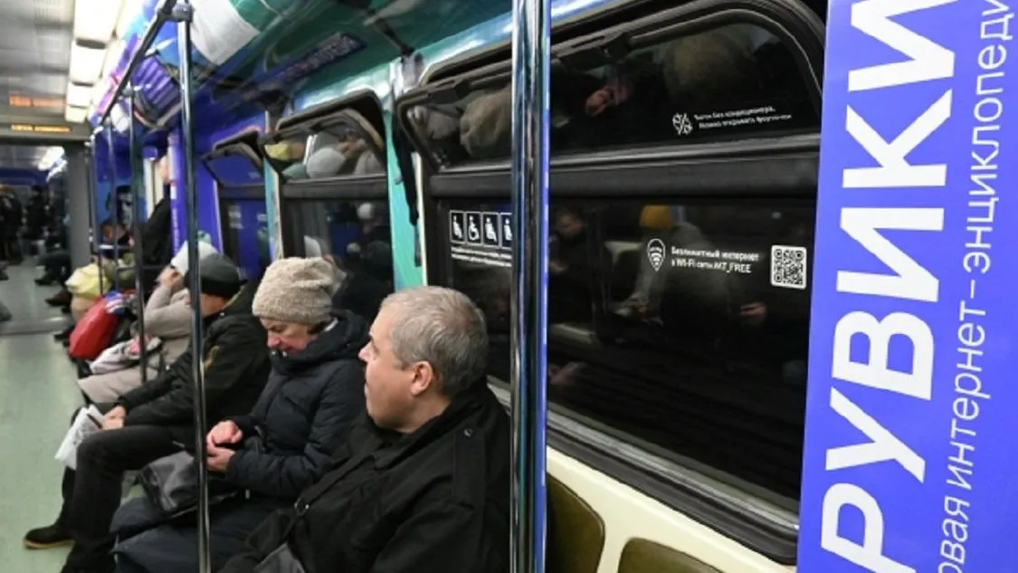 Между двумя станциями метро в Москве остановилось движение