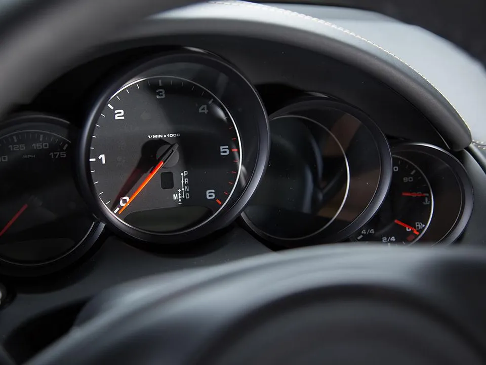 «Не смогут обслужить авто на гарантии»: к чему приведет отключение от программного обеспечения Mercedes-Benz