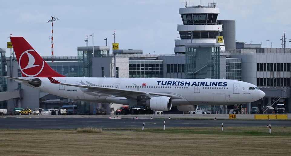 Пассажиров самолета Turkish Airlines эвакуировали по надувным трапам в Анталье