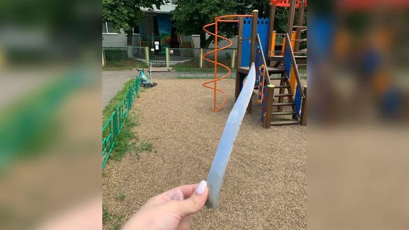 Двухлетний ребенок нашел лезвие от ножа на детской площадке в Коломне