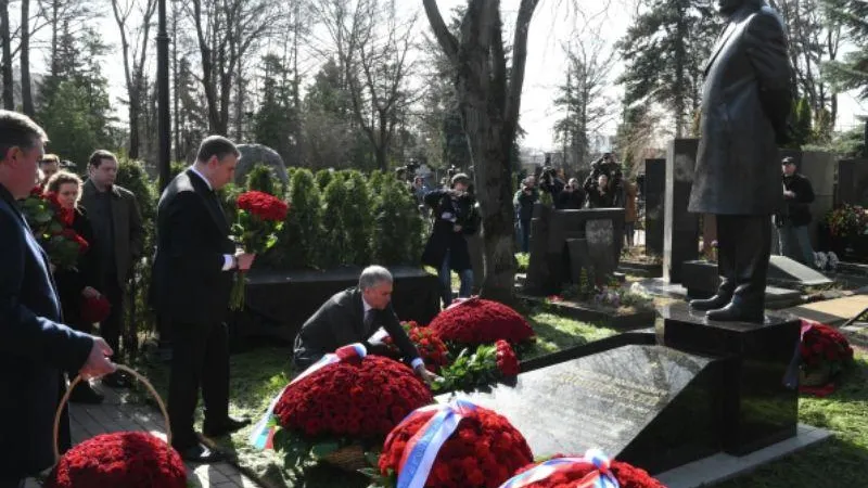 На Новодевичьем кладбище состоялось открытие памятника Жириновскому