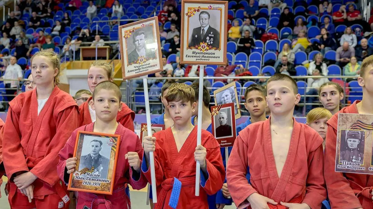Героев «Бессмертного полка» показали на открытии турнира по самбо в Подольске