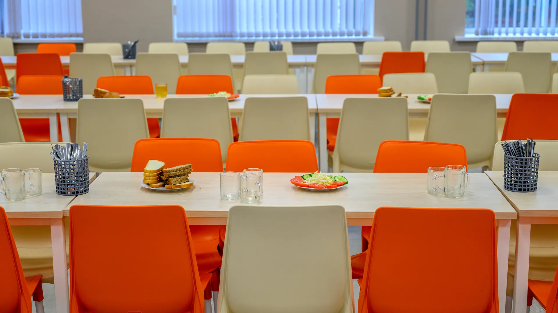 Столовая основного здания Центра образования № 1 в Красноармейске после капитального ремонта