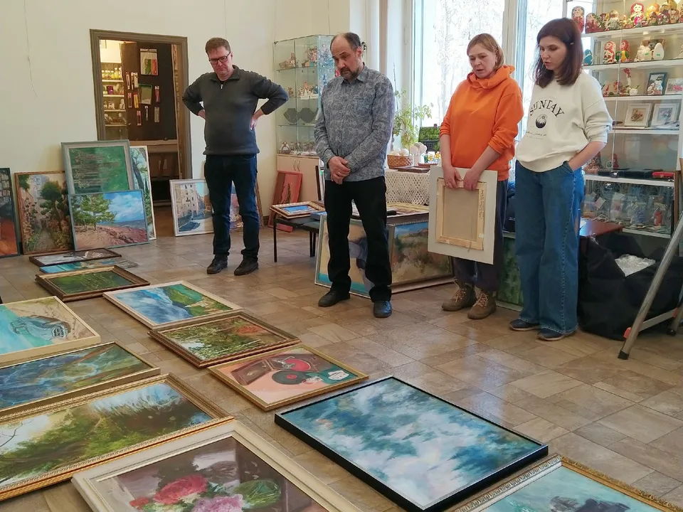 Развеска картин новой выставки Екатерины Полуэктовой и Екатерины Королевой. Фото: галерея «5 Дом»