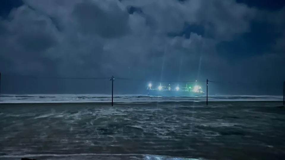 Фото из соцсетей/ сухогруз встал на мель в Анапе