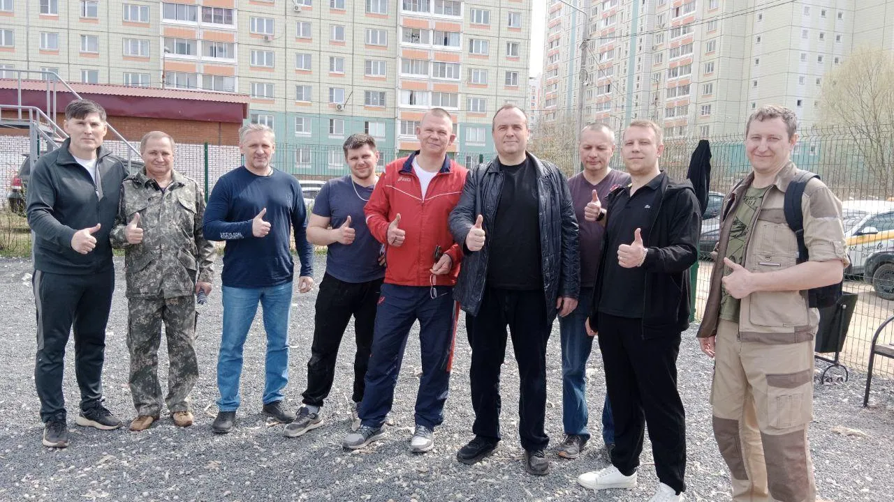 Подольский депутат и активисты отремонтировали площадку для дрессировки собак
