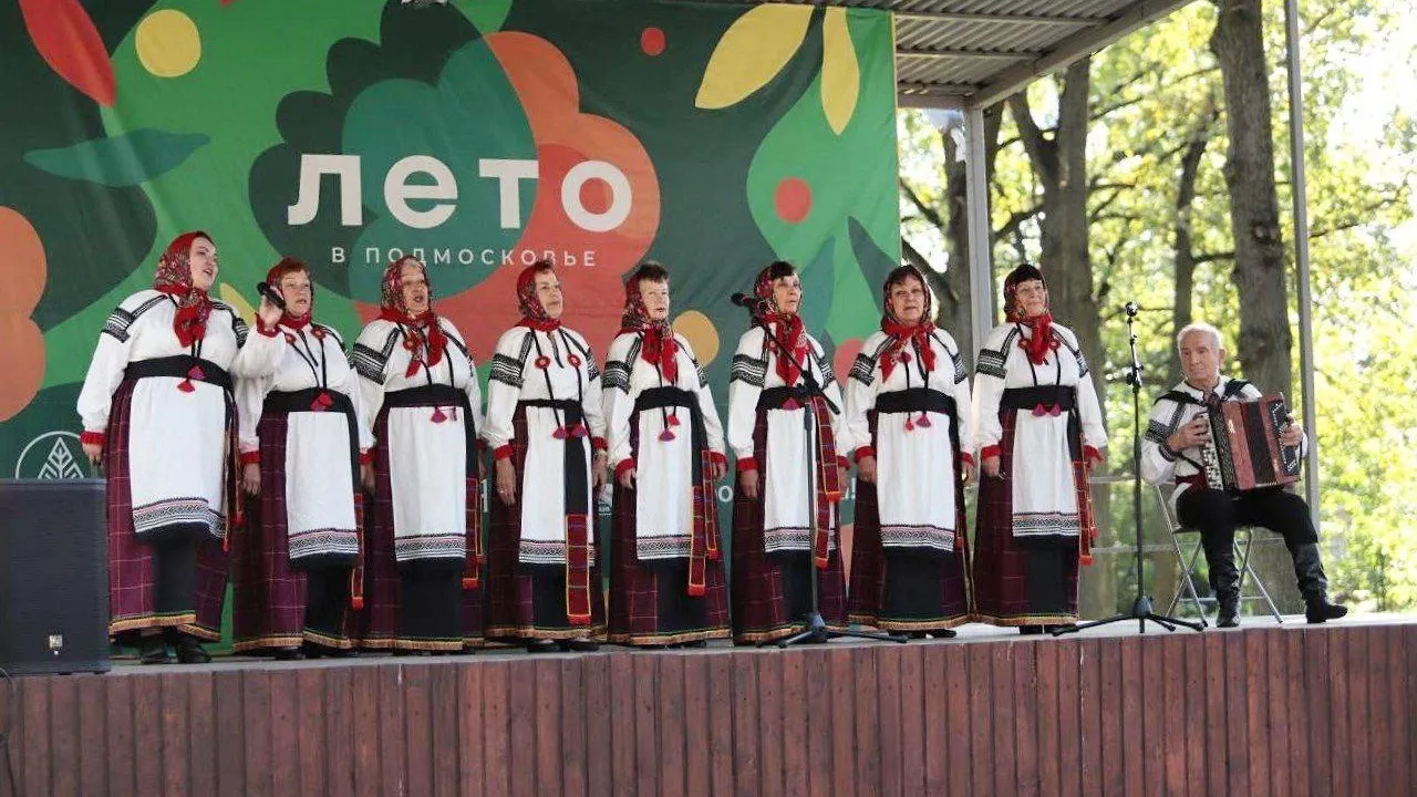 С Днем железнодорожника поздравили жителей каширские певцы и музыканты